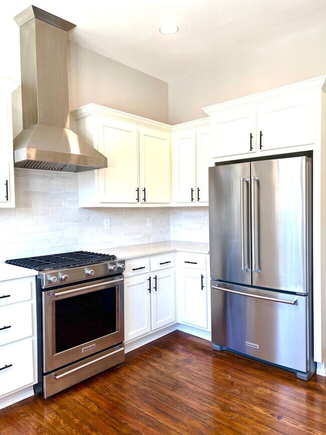 Building Photo - Historic Downtown Hendersonville! Beautifully restored 3 bedroom 2 bath home for rent