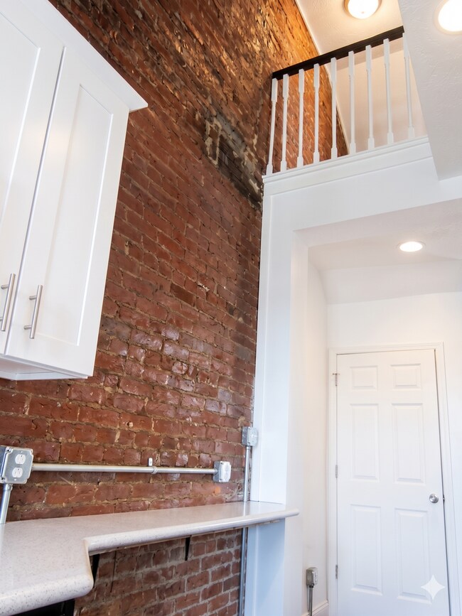 Building Photo - Beautiful 3 bed, 1 bath luxury apartment South Side Flats