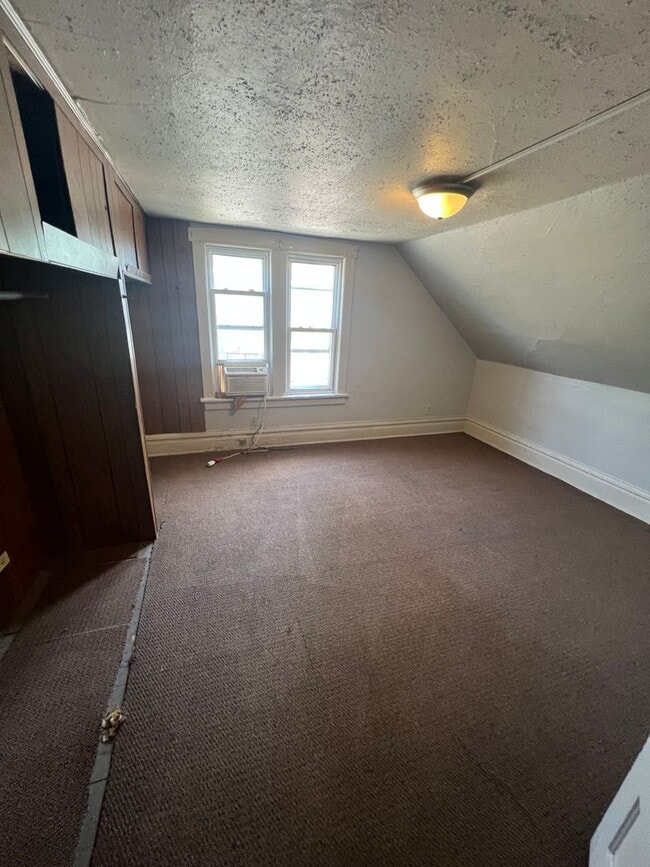 Building Photo - Two bedroom/ Two bath house