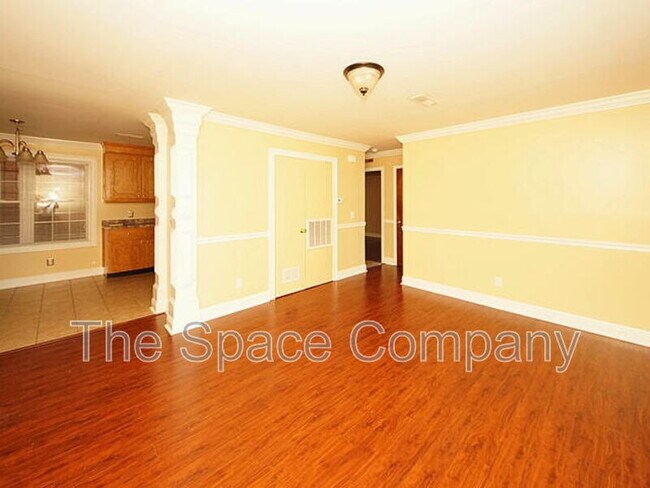 Building Photo - 995 King St