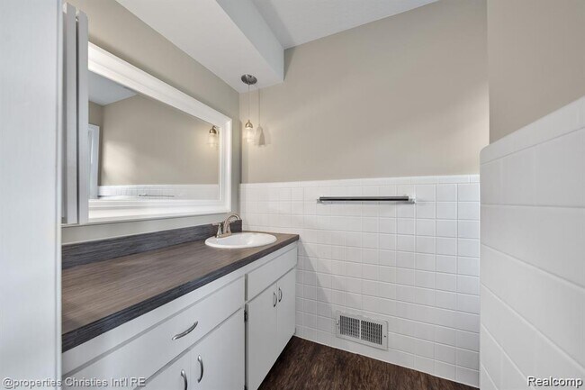 Building Photo - 126 Orchardale Dr