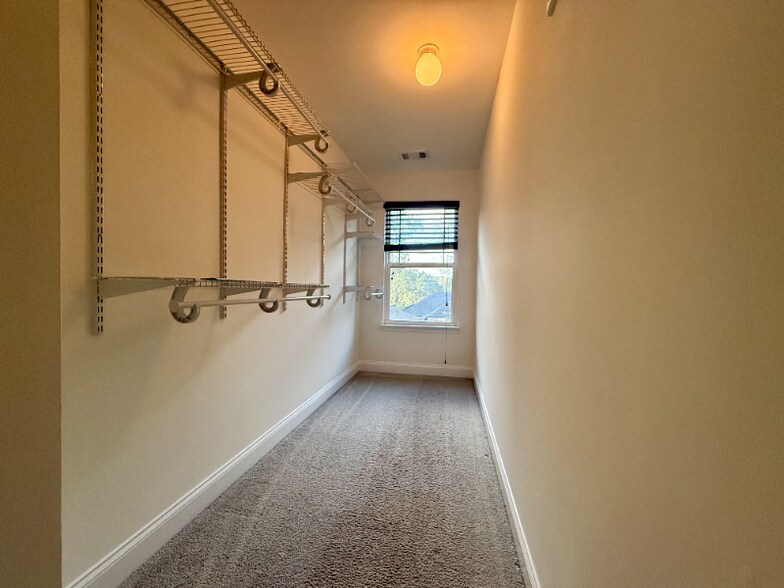 Building Photo - 1365 Memorial Dr SE