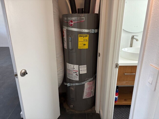 Building Photo - 3 Bedroom 1.5 Bath Modern Farmhouse near JT National Park * MOVE IN SPECIAL*