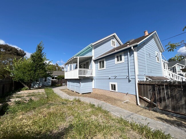 Building Photo - Downtown Benicia Remodeled Saltbox