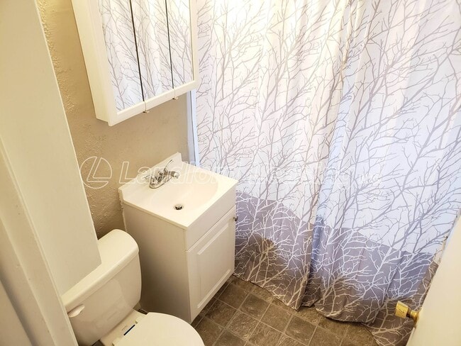 Building Photo - Spacious 4 Bedroom Home in Vermilion Near ...