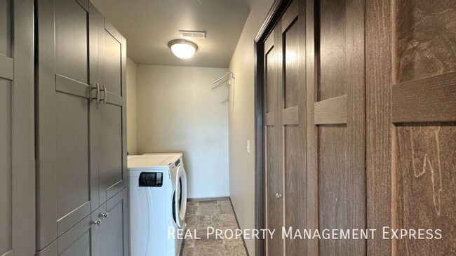 Building Photo - Modern 3 Bed, 2.5 Bath with Loft | Located...