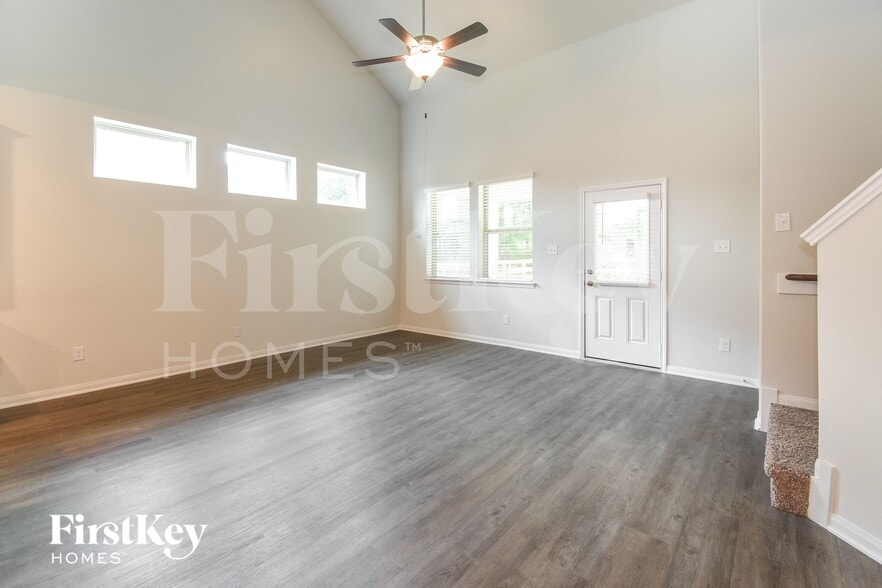 Building Photo - 321 Lk Wy Cir