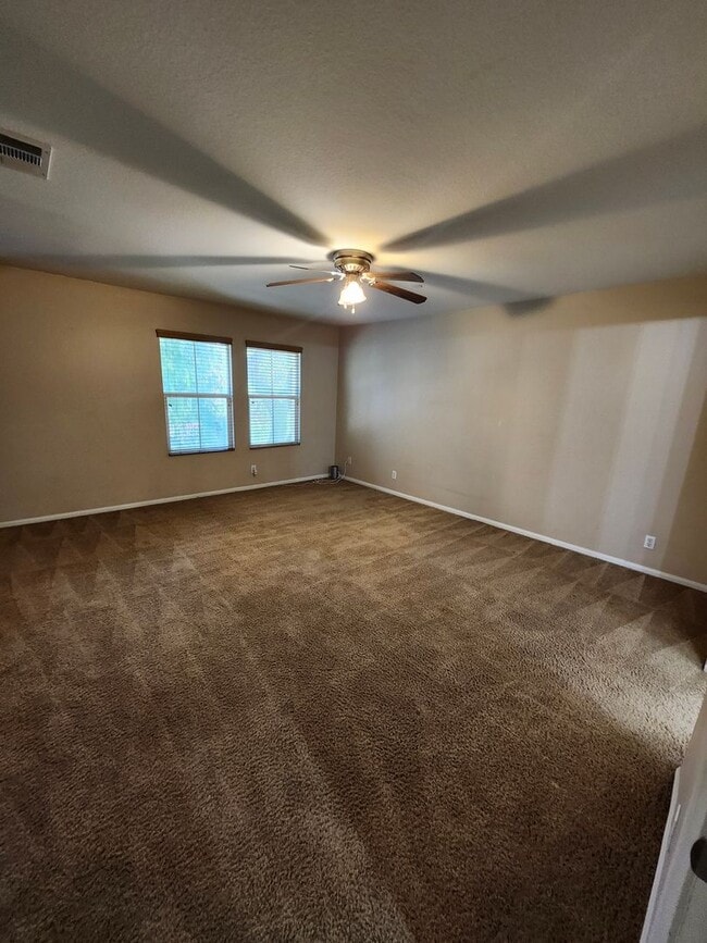 Building Photo - Beautiful two-story townhouse in Fontana G...