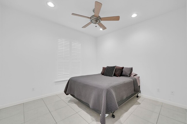 Building Photo - Fully Furnished & Move-In Ready!