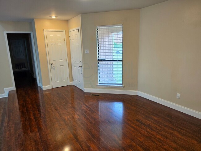 Building Photo - Great 3BR 2BA Find in Pleasant Tree Neighborhood!