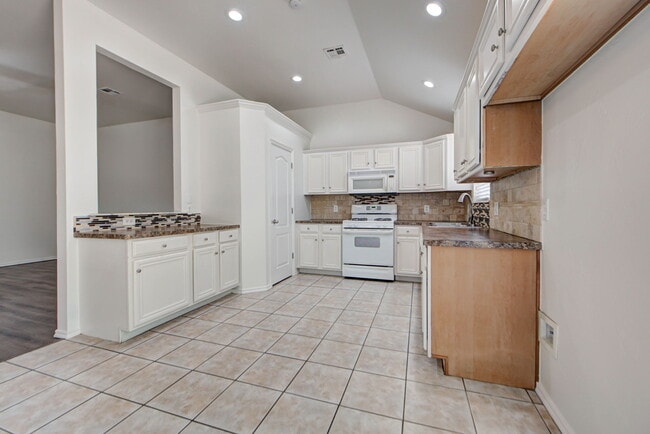 Building Photo - 608 Cavecreek St