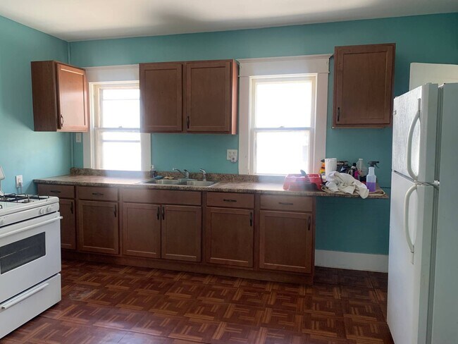 Building Photo - 857 Oakwood Ave