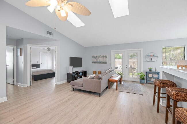 Building Photo - 1599 Bayridge Pl