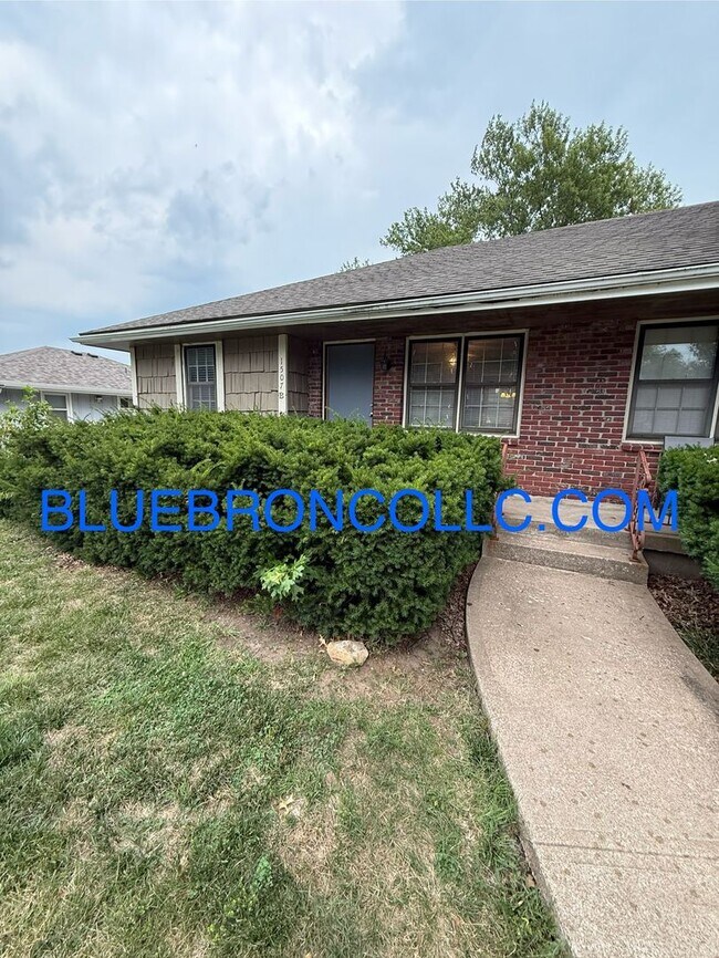 Primary Photo - 1507 NE White Dr