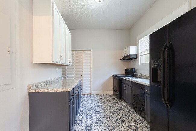 Building Photo - Spacious 3bd/2ba Bungelow w/ Rear Deck and Large Backyard!