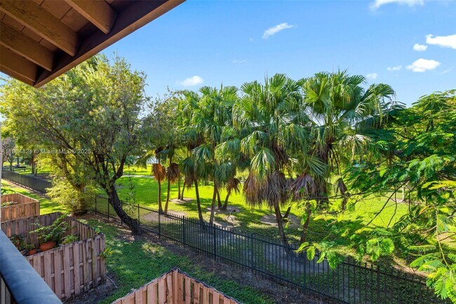 Building Photo - 330 W Park Dr