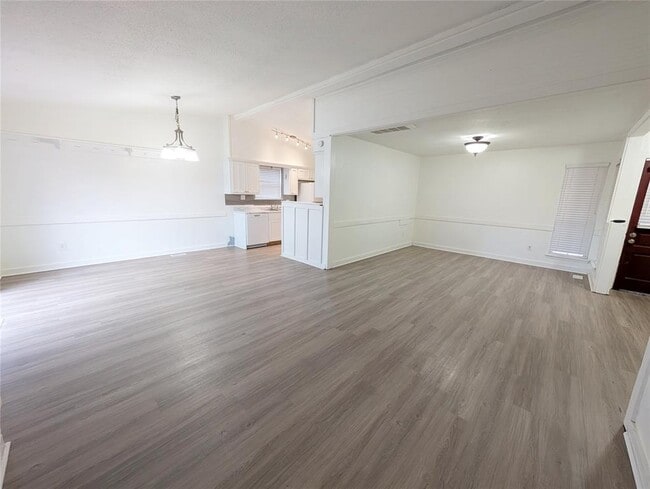 Building Photo - 3301 Oakbrook Dr