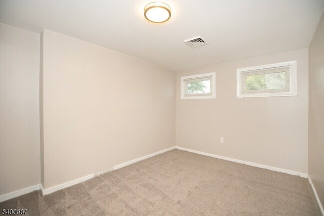 Building Photo - 74 E Shore Rd