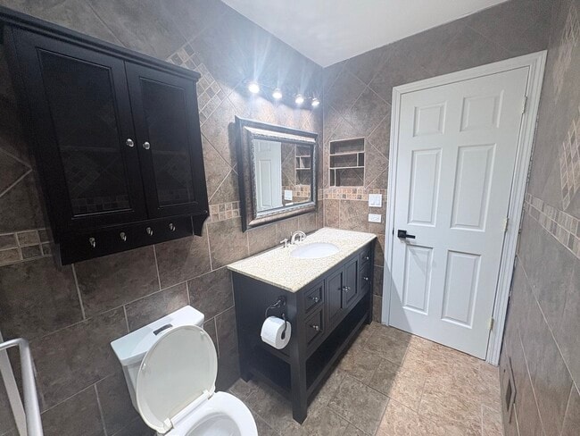 Building Photo - 1004 Longford Rd