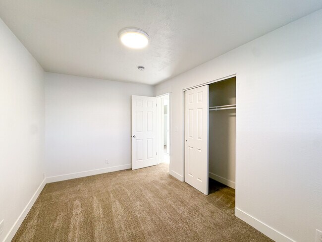 Building Photo - 1340 E Navajo Dr