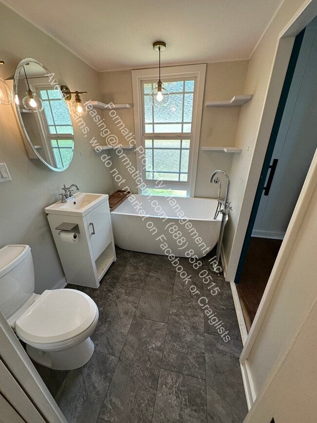 Building Photo - Charming 3-Bedroom Pet-Friendly Home with ...