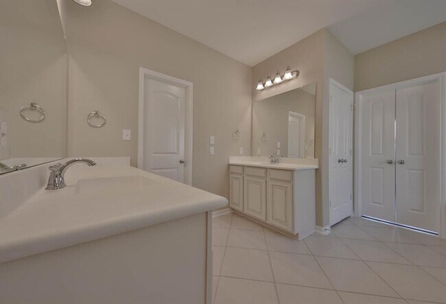 Building Photo - 2211 Dama Dr