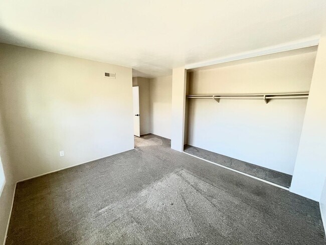 Building Photo - Updated 4B 2BA Home in Paradise Hills w/ S...