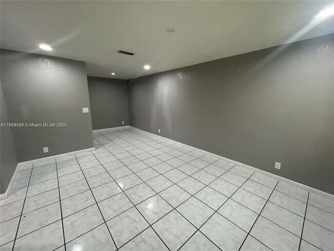 Building Photo - 5321 NW 21st Ct