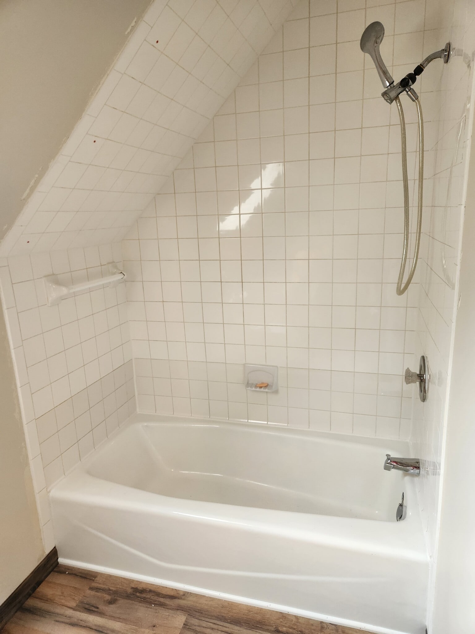 Upper level bathrub - 4304 E Santa Anna Dr