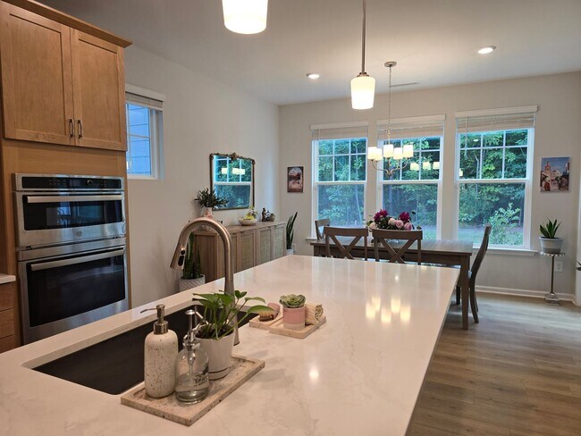 Building Photo - 5 Bedrooms! Stunning 5BR/4BA North Ridge P...