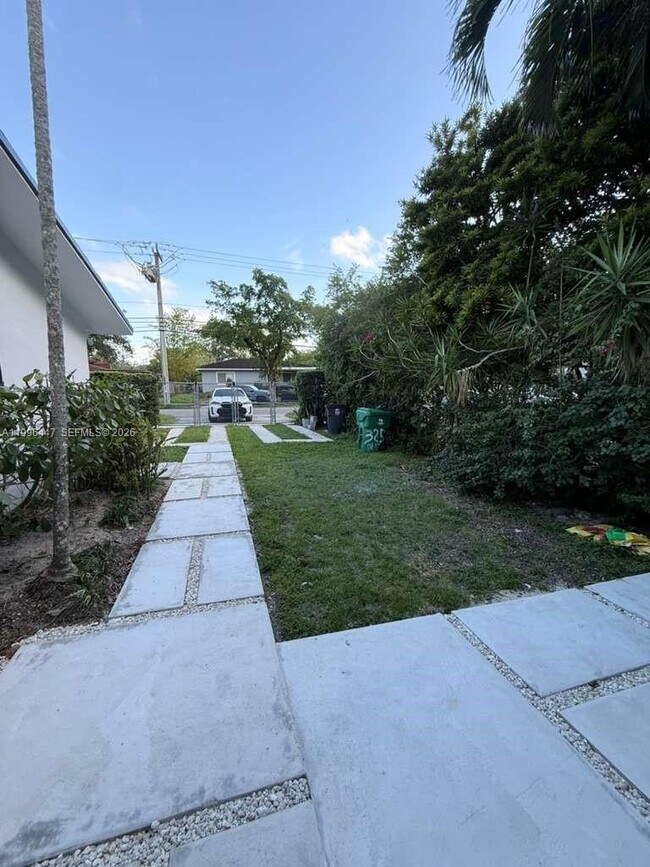 Building Photo - 325 NE 131st St