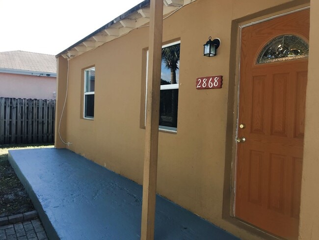 Building Photo - Nice 2-1 house with central air