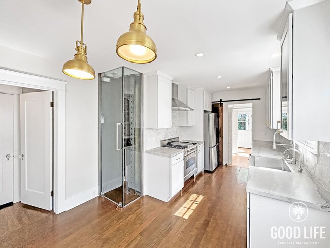 Building Photo - Beautiful 3BD/2.5BA W/ A/C and In-Unit Laundry in Mission Hills!