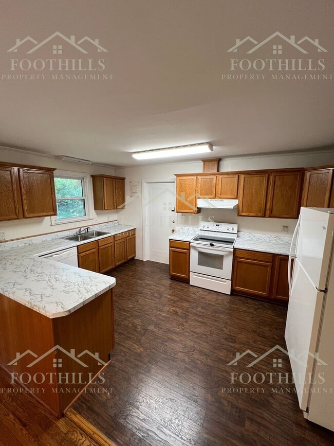 Building Photo - 3 Bedroom Home with Fenced Yard & Carport ...