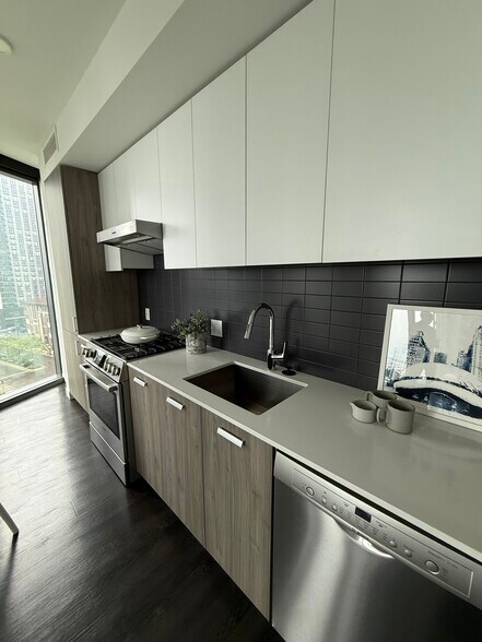 Building Photo - 450 E Waterside Dr