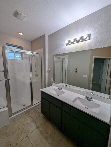 Building Photo - 2880 Donnell Dr