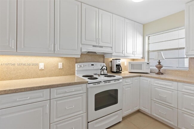 Building Photo - 9480 Poinciana Pl