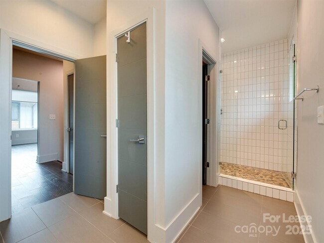 Building Photo - 225 Domain Way