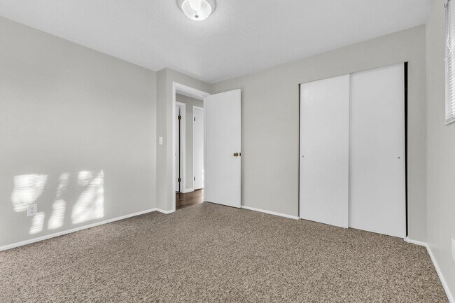 Building Photo - Spacious 5 Bed in Riverdale with Large Yard
