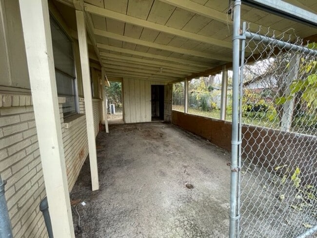 Building Photo - 3 bed/1 bath on a corner lot!