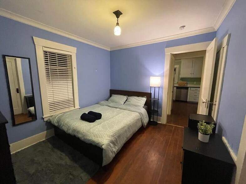 Building Photo - 704 NE 53rd St