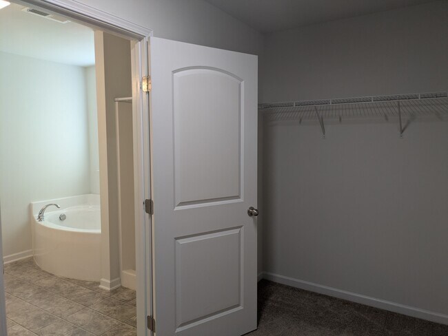 Building Photo - 2040 Perrin Ct