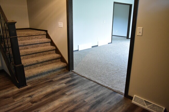 Building Photo - 1208 Oak St N