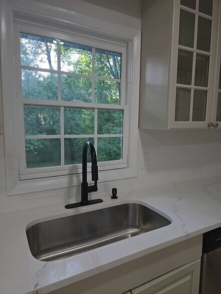 Building Photo - 2347 Greenway Dr