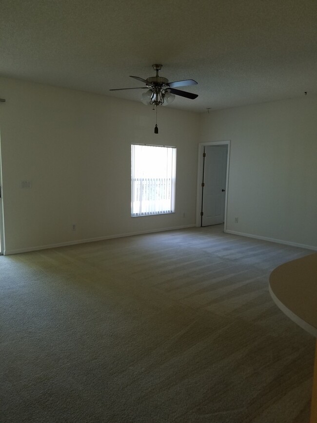 Building Photo - Newly carpeted  3 bedroom and 2 bath home ...