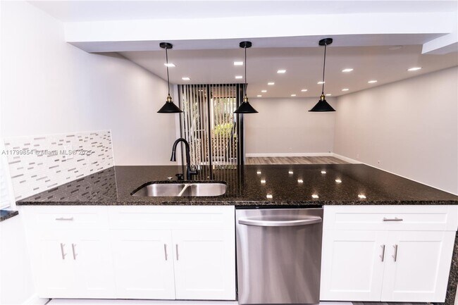 Building Photo - 450 Egret Cir