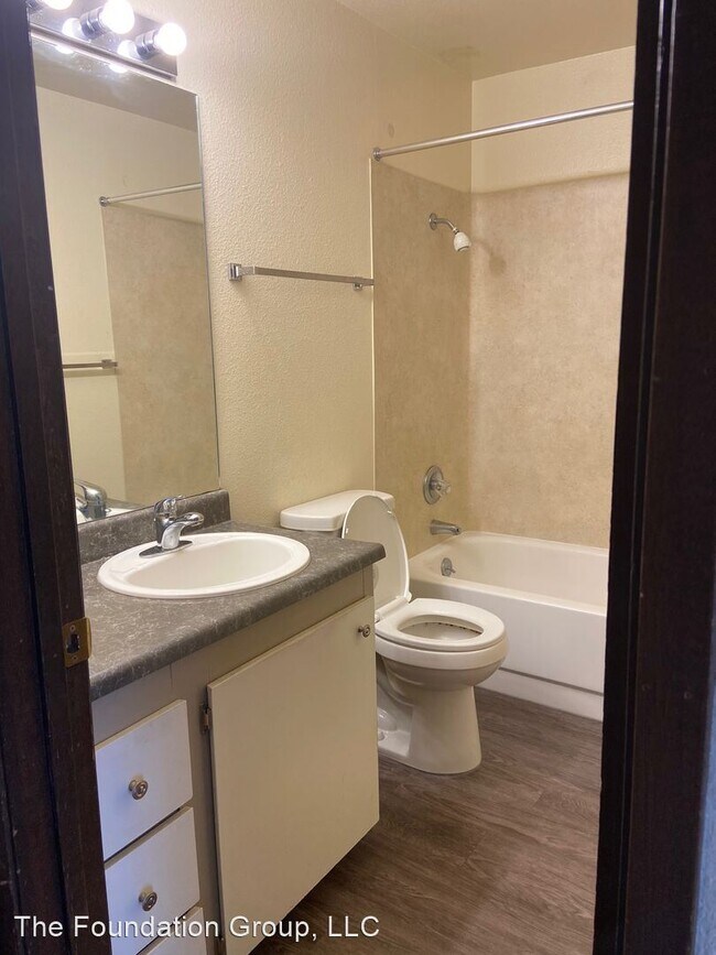 Building Photo - 210 10th Ave E