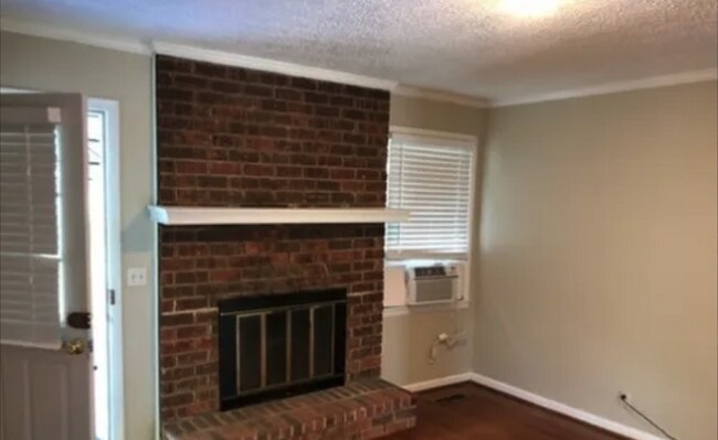 Building Photo - 3 bd/2 bth w/huge bonus room. Fenced yard