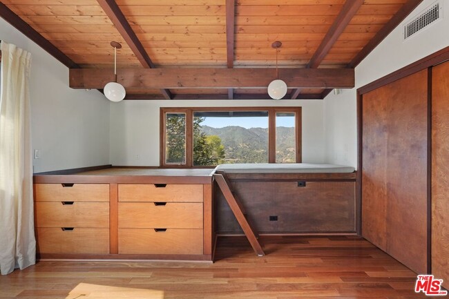 Building Photo - 21277 Entrada Rd