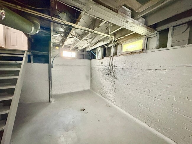 Building Photo - 1034 Huey St